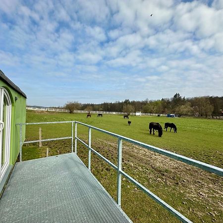 Glamping - Stylova Maringotka V Srdci Ladova Kraje, Pobliz Hlavniho Mesta Prahy Stribrna Skalice Ngoại thất bức ảnh