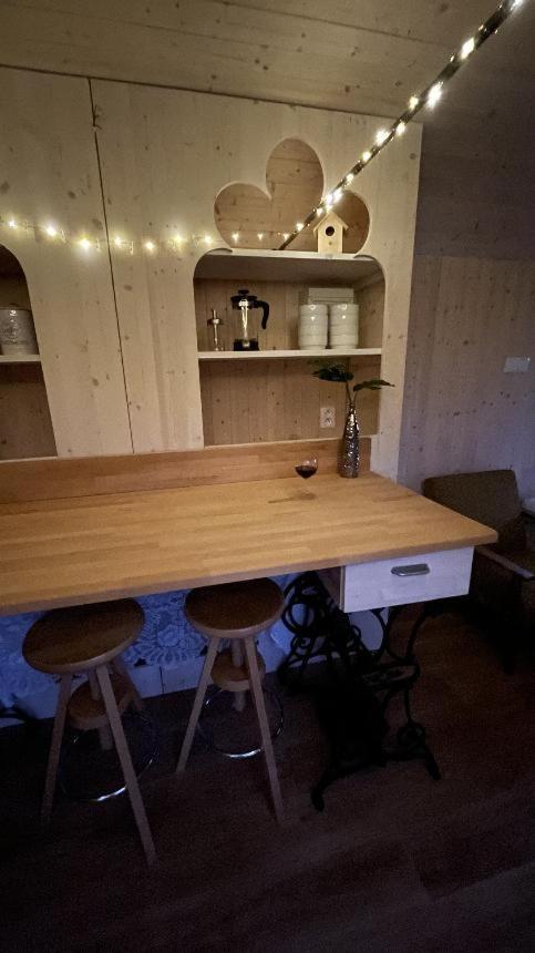 Glamping - Stylova Maringotka V Srdci Ladova Kraje, Pobliz Hlavniho Mesta Prahy Stribrna Skalice Ngoại thất bức ảnh